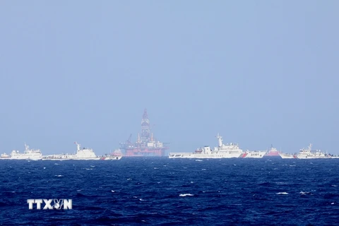 Tàu Trung Quốc tập trung bao quanh bảo vệ khu vực giàn khoan Hải Dương-981. (Ảnh: Công Định-Hữu Trung/TTXVN)