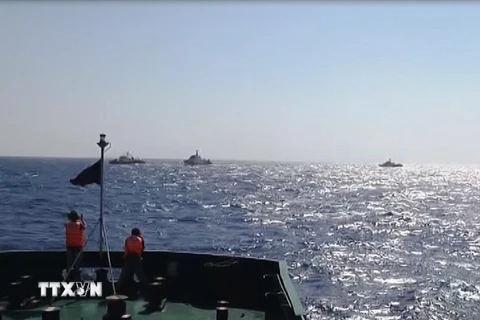 Tàu Trung Quốc vây chặn tàu Cảnh sát biển Việt Nam. (Ảnh: Công Định-Hữu Trung/TTXVN)