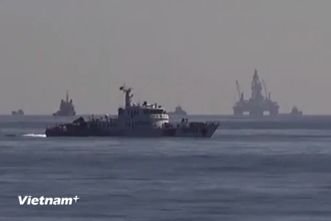 Tàu quân sự Trung Quốc chia nhóm "giữ" giàn khoan trái phép