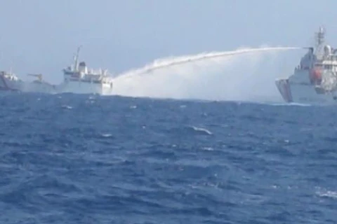 Tàu Trung Quốc phun vòi rồng vào tàu Kiểm ngư Việt Nam. (Nguồn: Cục Kiểm ngư Việt Nam)