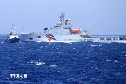 Tàu Trung Quốc sẵn sàng đâm va, ngăn cản tàu của các lực lượng thực thi pháp luật của Việt Nam. (Ảnh: Công Định-Hữu Trung/TTXVN)