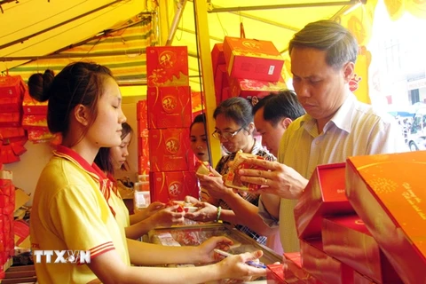 Hà Nội: Thị trường bánh Trung thu "đắt khách" dịp đầu mùa 