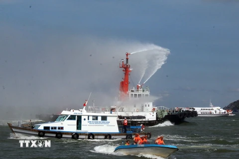 Diễn tập phối hợp tìm kiếm cứu nạn hàng hải trong vùng nước cảng biển. (Ảnh: Lê Sen/TTXVN)