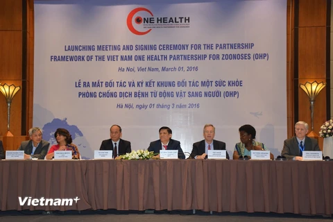 Đại diện của các đối tác tham gia đã ký kết Khung đối tác Một sức khỏe phòng chống dịch bệnh từ động vật sang người (OHP). (Ảnh: Thanh Tâm/Vietnam+)