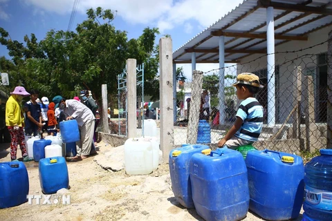 Người dân tại Ninh Thuận nhận nước từ đoàn hỗ trợ. (Ảnh: Minh Quyết/TTXVN)