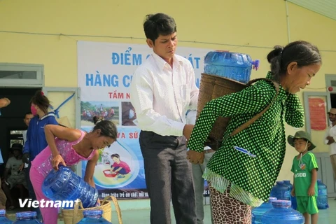 Người dân tại Bình Thuận nhận nước sạch hỗ trợ. (Ảnh: World Vision)