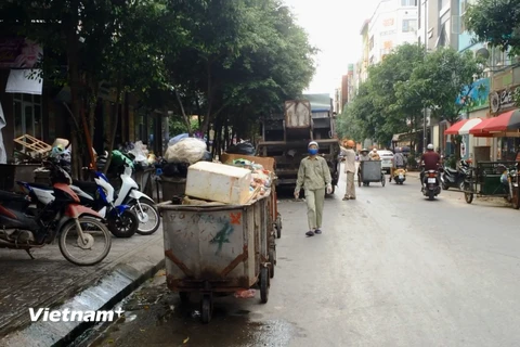 Điểm tập kết rác thải nằm ngày giữa khu đô thị Đại Thanh, Hà Nội. (Ảnh: Thanh Tâm/Vietnam+)