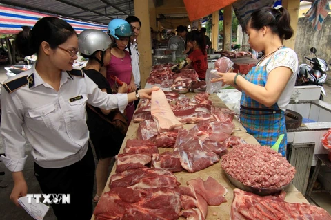 Nhân viên thú y kiểm tra hộ kinh doanh thịt lợn tại Hải Dương. (Ảnh: Vũ Sinh/TTXVN)