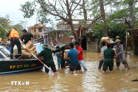 Bộ đội chuyển hàng cứu trợ giúp đỡ người dân. (Ảnh: Đức Thọ/TTXVN)