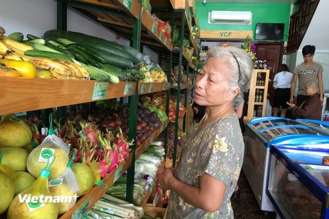 Người tiêu dùng mua hàng tại siêu thị tiêu thụ nông sản an toàn. (Ảnh: Thanh Tâm/Vietnam+)