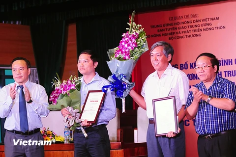 Ban tổ chức trao giải cho các tác giả có tác phẩm đạt giải nhì cuộc thi "Tự hào nông dân Việt Nam năm 2016." (Ảnh: Thanh Tâm/Vietnam+)