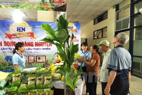 Người tiêu dùng lựa chọn các sản phẩm an toàn tại Hội chợ nông nghiệp. (Ảnh: Thanh Tâm/Vietnam+)