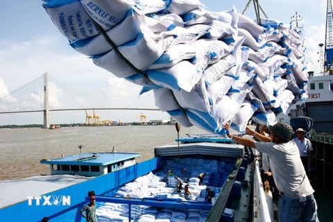  Bốc xếp gạo xuất khẩu tại cảng Sài Gòn. (Ảnh: Đình Huệ/TTXVN)