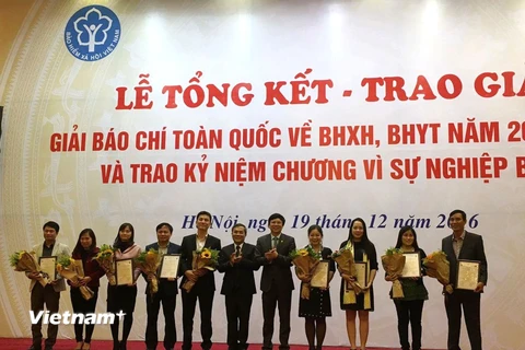 Các tác giả đạt giải B Giải báo chí toàn Quốc về bảo hiểm xã hội, bảo hiểm y tế năm 2015-2016. (Ảnh: PV/Vietnam+)