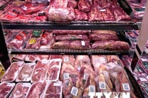 Ảnh minh họa: Nhiều nguy cơ đến từ việc nhập khẩu thịt bò nước ngoài. (Nguồn TTXVN)