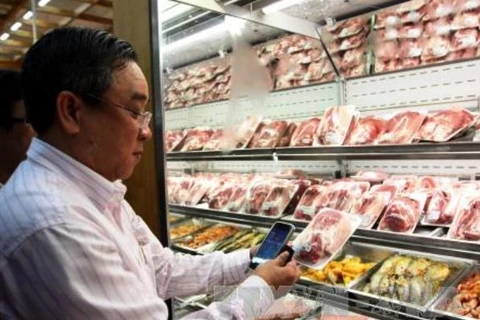 Ảnh minh họa: Người tiêu dùng lựa chọn sản phẩm thịt tại siêu thị. (Ảnh: Thanh Vũ/TTXVN)