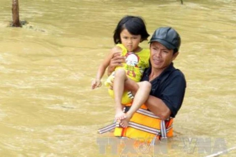 Lực lượng chức năng huyện Cam Lộ, Quảng trị cứu dân trong biển nước . (Ảnh: Trần Tĩnh/TTXVN)