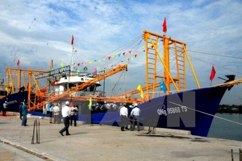 2 tàu vỏ thép đầu tiên được bàn giao cho ngư dân Quảng Ngãi hồi tháng 5/2015. (Ảnh: Sỹ Thắng/TTXVN)