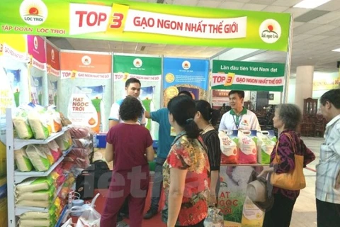 Gian hàng gạo thu hút người mua tại Hội chợ chuyên ngành về thực phẩm và nông sản sạch tại Hà Nội. . (Ảnh: Thanh Tâm/Vietnam+)