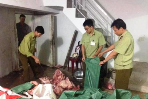1,3 tấn thịt lợn đang bốc mùi hôi thối bị Chi cục Quản lý thị trường tỉnh Ninh Bình phát hiện hồi tháng 9/2015. (Ảnh: Ninh Đức Phương /TTXVN)