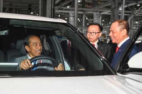 Tổng thống Indonesia Joko Widodo thăm tổ hợp sản xuất ô tô và xe máy điện VinFast tại Hải Phòng