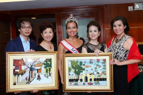 Trần Thị Quỳnh góp sức gây quỹ từ thiện ở Mrs World
