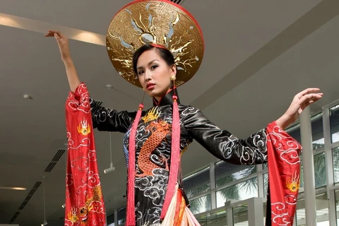 Mai Phương Thúy catwalk trên sàn Ngôi sao thiết kế Việt