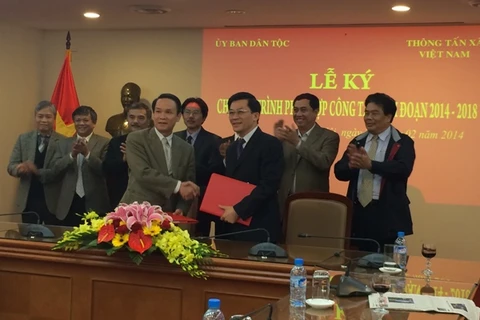 Tổng Giám đốc TTXVN ký kết phối hợp với Ủy ban Dân tộc. (Ảnh: PV/Vietnam+)