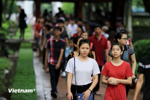 [Photo] Thí sinh các tỉnh đổ về Văn Miếu cầu may trước kỳ thi Đại học