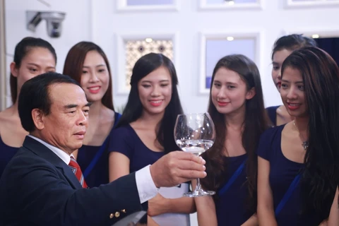 Top 14 Hoa khôi Áo dài Việt Nam học nghi thức ngoại giao với Đại sứ