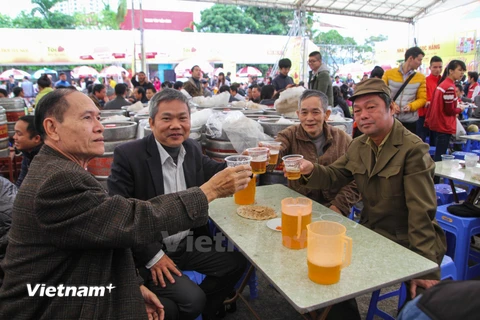 Cụ ông 82 tuổi vẫn háo hức đến tham dự ngày hội Bia Hà Nội 2014 