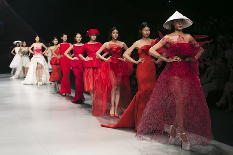 Hai quán quân Project Runway "tung chiêu" với thiết kế Futuristic 