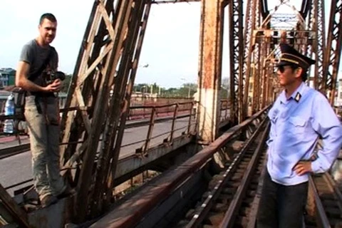 Khám phá cuộc sống sinh động bên cây cầu Long Biên trăm tuổi 