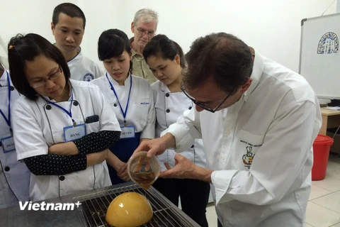 Bậc thầy thế giới về nghệ thuật làm kem trổ tài tại thủ đô Hà Nội