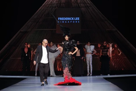 Nhà thiết kế hàng đầu Singapore Frederick Lee từng mang đến Việt Nam các thiết kế đậm cảm hứng gothic và thời trang vị lai ấn tượng. (Nguồn ảnh: Multimedia)