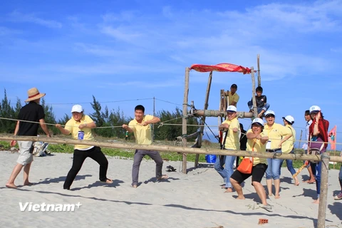 Khách du lịch hào hứng tham gia team-building ở Hội An. (Ảnh: Xuân Mai/Vietnam+)