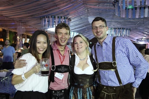 Các thực khách cùng chung vũ điệu với bia Đức. (Ảnh: JW Marriott Hanoi)