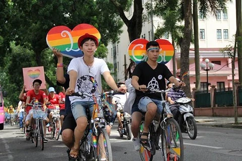 Các bạn trẻ tham gia diễu dành Lễ hội Viet Pride lần thứ 2. (Ảnh: JiriPasz)