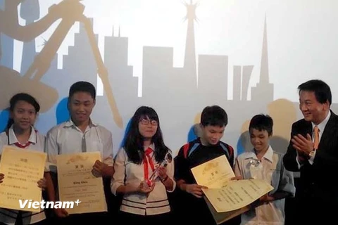 Làng trẻ em mồ côi Birla đã giành Giải Nhất với tác phẩm "Lọ thuốc," năm 2014. (Ảnh: PV/Vietnam+)