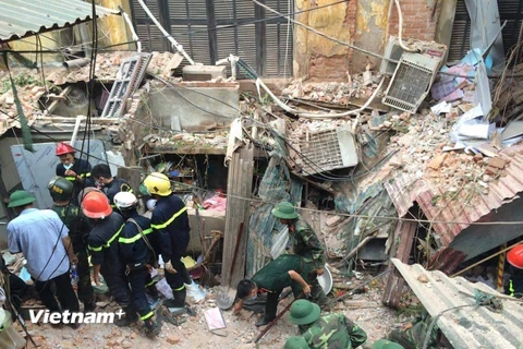 Hiện trường vụ sập nhà cổ 107 Trần Hưng Đạo. (Ảnh: PV/Vietnam+)