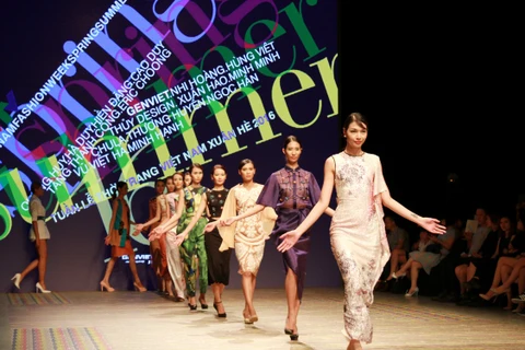 Những sắc màu đầy nữ tính của nhà thiết kế Hùng Việt. (Ảnh: Xuân Mai/Vietnam+)