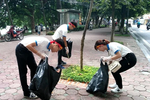 Hàng trăm sinh viên tham gia nhặt rác hưởng ứng ngày Du lịch Thế giới. (Ảnh: Dự án EU)