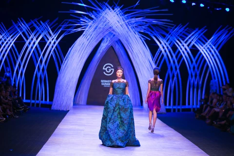 ‘Mélange Des Sens'-'Sự hòa quyện mùi hương' của nhà thiết kế Sebastian Gunawa (Indonesia) là show diễn mở màn đêm thứ hai Vietnam International Fashion Week diễn ra tối qua, 15/10. (Ảnh: BTC)