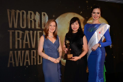 Đại diện khách sạn JW Marriott Hanoi nhận giải do World Travel Awards trao tặng, tại Hong Kong cuối tháng Mười vừa qua. (Ảnh: JW Marriott)