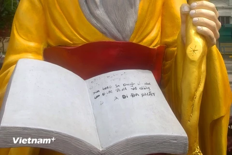 Dòng chữ tiếng Việt viết trên bức tượng Nguyệt lão. (Ảnh: Quang Tuấn)