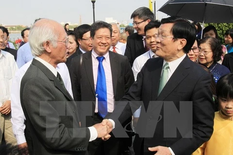 Chủ tịch nước Trương Tấn Sang với các kiều bào. (Ảnh: Nguyễn Khang/TTXVN)
