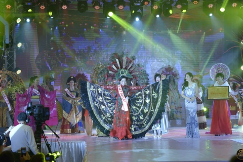 Đại diện Việt Nam biểu diễn trang phục dân tộc trên sân khấu cuộc thi Hoa hậu Quý bà thế giới 2016. (Ảnh: BTC)