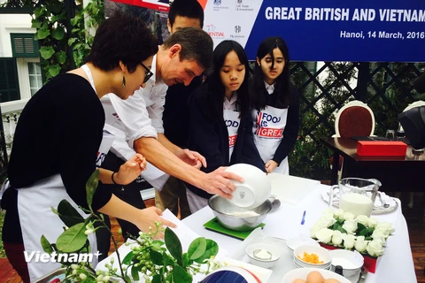 Đại sứ Anh tại Việt Nam trổ tài thi làm bánh. (Ảnh: Mai Mai/Vietnam+)