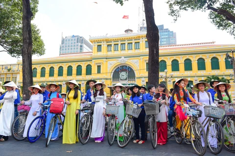 Các nữ sinh tham gia hành trình xe đạp "Áo dài Việt-Du lịch Việt." (Nguồn ảnh: BTC)