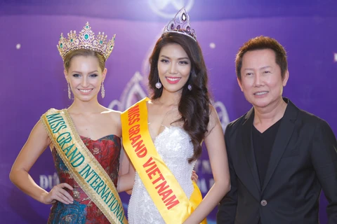 Lan Khuê cùng đương kim Hoa hậu Hòa bình quốc tế và Chủ tịch cuộc thiMiss Grand International, ông Nawat Itsaragrisil.(Nguồn ảnh: BHD)